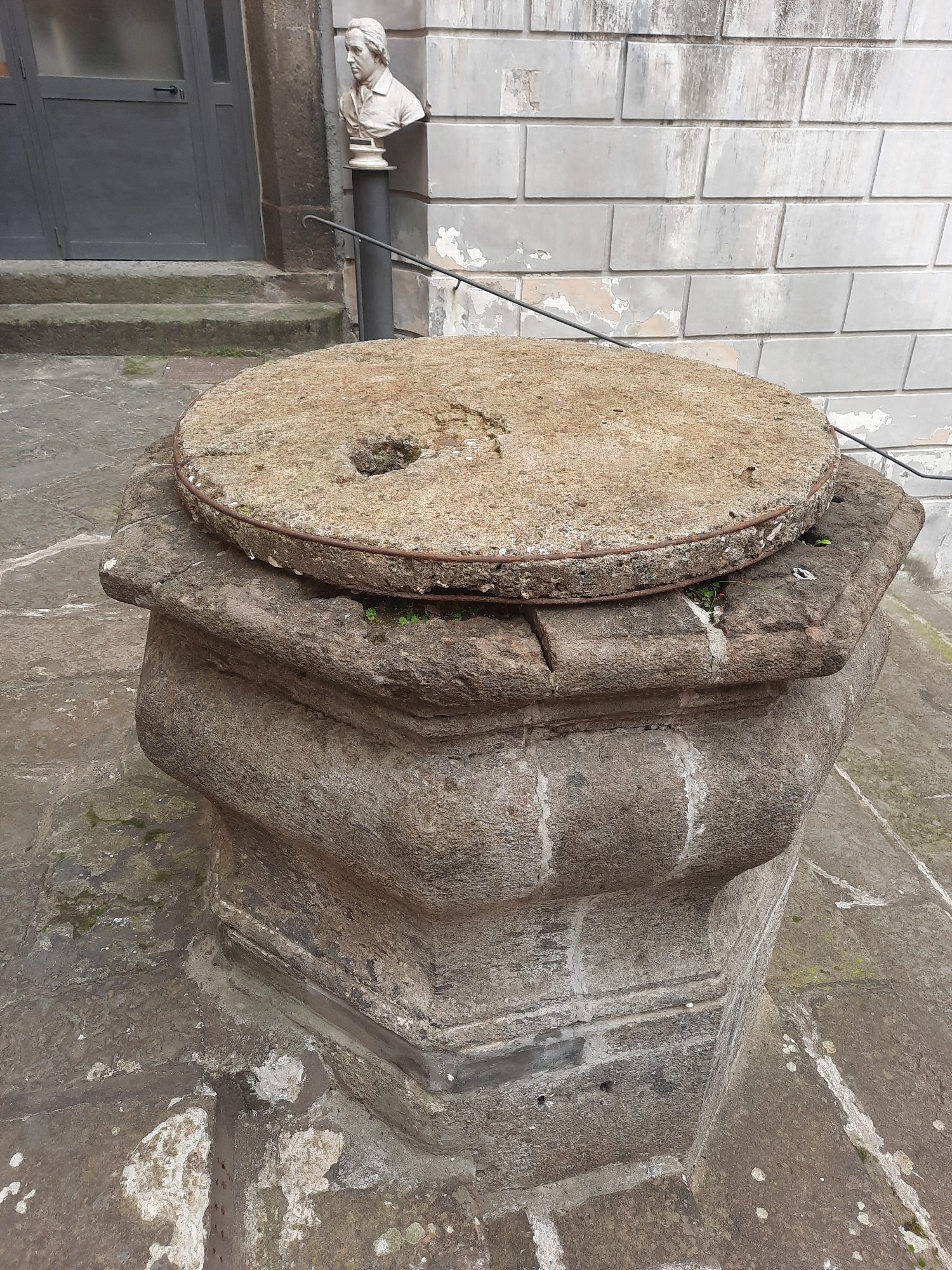 Well of the Madmen, Ospedale degli Incurabili, Naples - 02.jpg